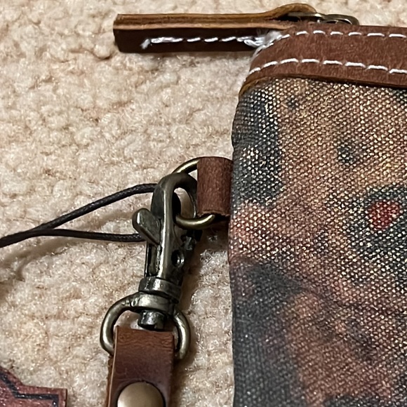 NWT Uchi Hattie Gold Splattered Canvas Wristlet Recycled Clutch Leather Metallic - Picture 6 of 12